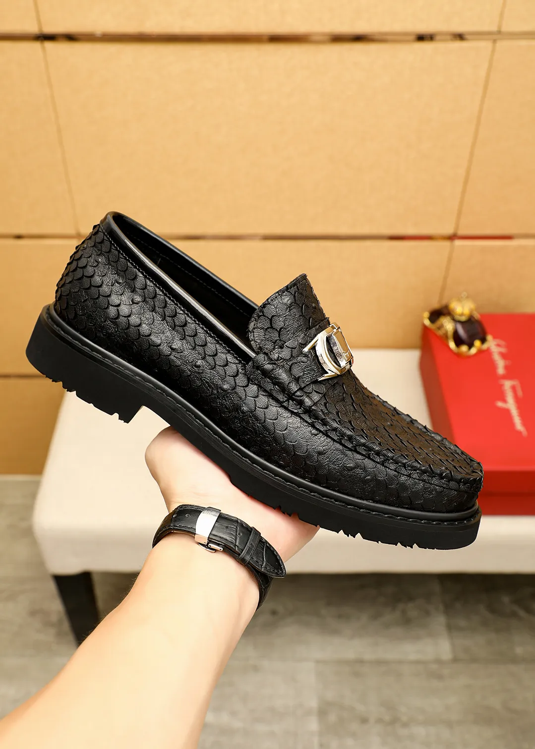 Men's shoes 💰520 💐 Product trademark: Ferragamo "Ferragamo" casual leather shoes Regular size: 38-44 (45.46🉑️customized) Product materials: Selected imported first-layer calfskin embossed upper + original hardware buckle, imported water-dyed cow leather lining. Strong three-dimensional visual effect, original outsole color: 1⃣️color optional